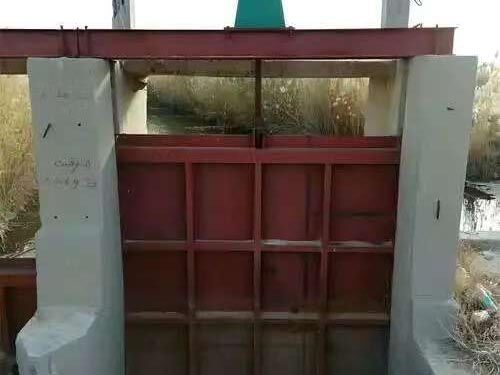 小型水閘手動(dòng)啟閉機(jī)：暴雨應(yīng)急的小巧便捷解決方案